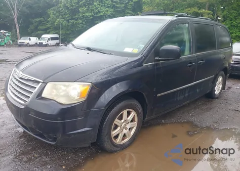 2010 Chrysler Town & Country Touring Plus z USA, uszkodzony, nr VIN 2A4RR8DXXAR320401